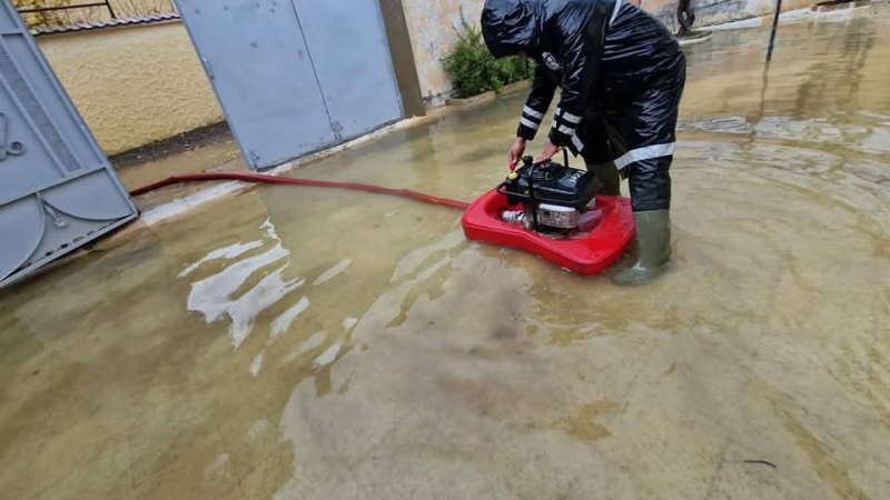 بن عروس: عودة المياه إلى منسوبها الطبيعي بالطرقات وتواصل شفط المياه من المنازل 