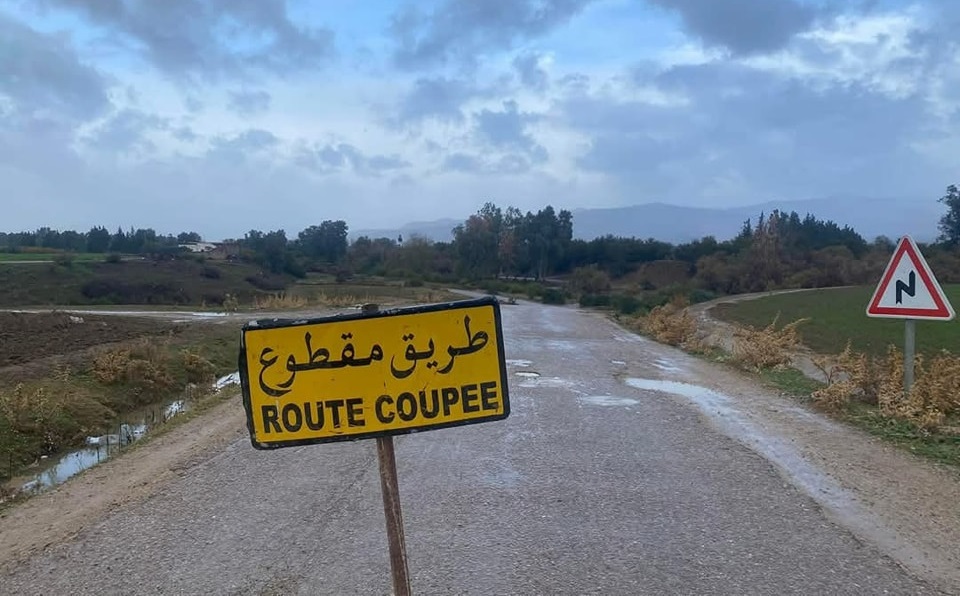 انقطاع حركة المرور على الطريقين الرابطين بين سيدي مدين ومجاز الباب وبين المحجوبة وقلعة سنان.