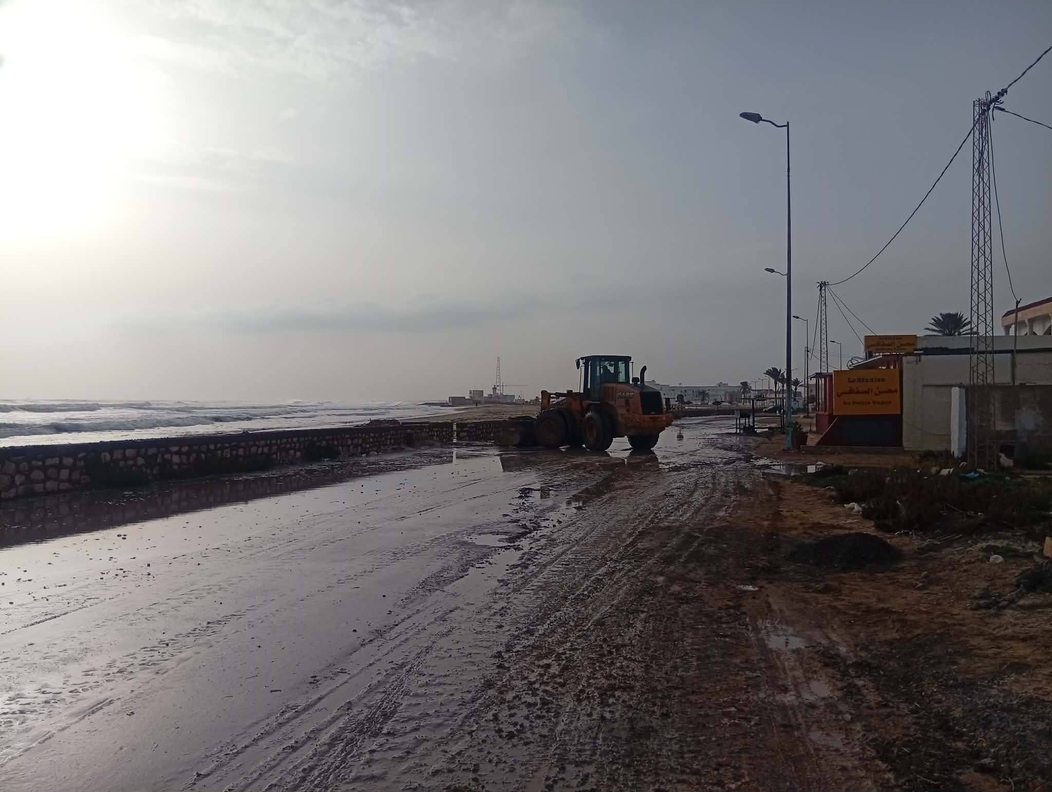  بعد هيجان البحر وارتفاع الأمواج: بلدية جرجيس تتدخل لفتح الطرقات