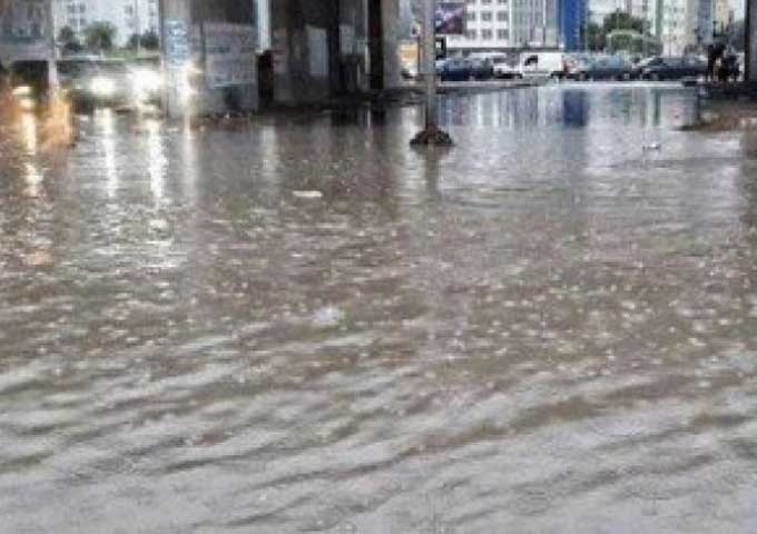 أريانة: فرق العمل الميدانية تواصل جهودها في شفط مياه الأمطار من المنازل والمؤسسات التربوية وفتح الطرقات