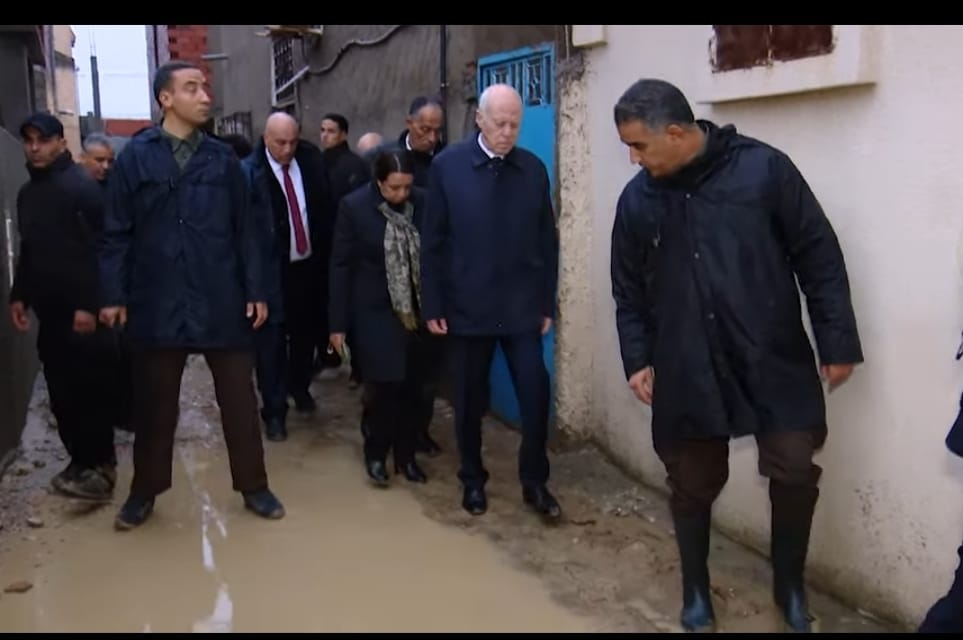 رئيس الدولة خلال زيارته إلى عدد من المناطق المتضررة من الأمطار: كل ماهو متوفر لدى الدولة لابد أن يكون في العمل