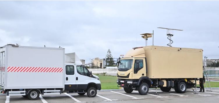 تونس تتسلم من الاتحاد الأوروبي معدات لتعزيز مراقبة حدودها البرية والبحرية.