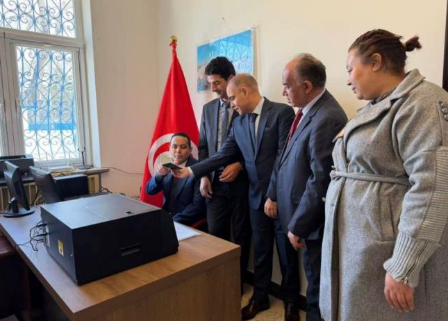 سفارة تونس ببكين تقوم بتركيز وحدة لإنتاج جوازات السفر المقروءة آليا