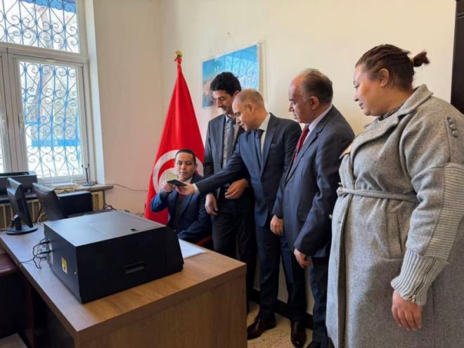 سفارة تونس ببكين تقوم بتركيز وحدة لإنتاج جوازات السفر المقروءة آليا