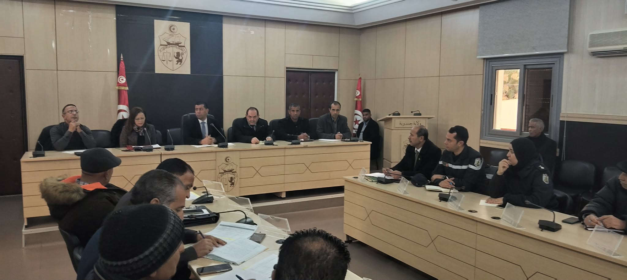 جلسة عمل بولاية جندوبة للنظرفي تقدم مشاريع التهذيب بالجهة والمشاريع المقترحة للفترة القادمة.