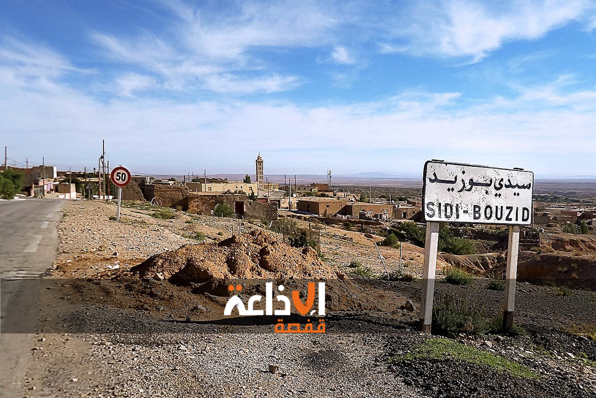 بلدية سيدي بوزيد تنفذ حملة نظافة بمجاري تصريف مياه الأمطار وسط المدينة للتوقي من مخاطر الفيضانات