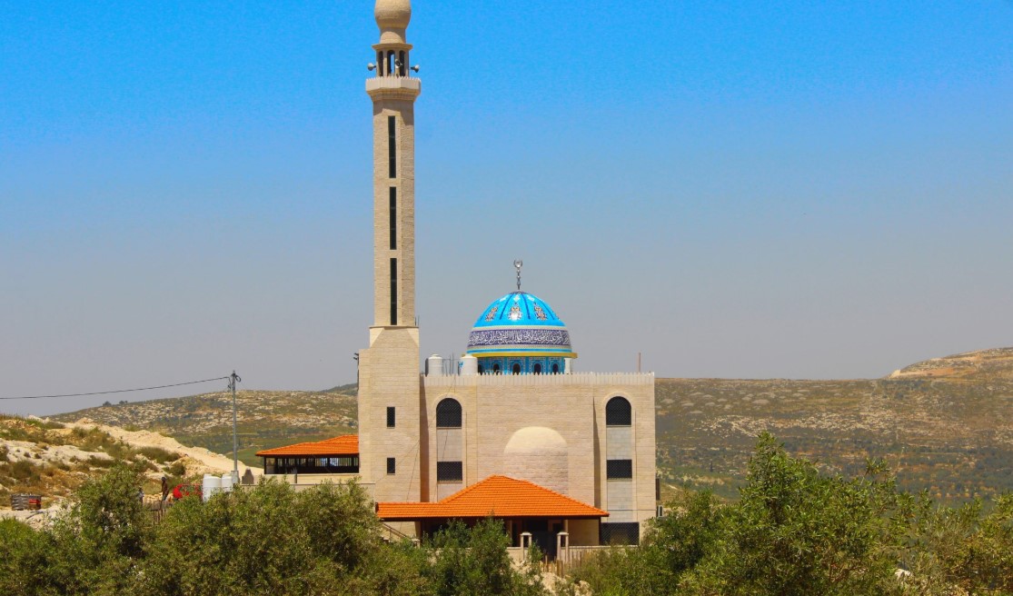 مستوطنون يدمرون محتويات مسجد شرق نابلس