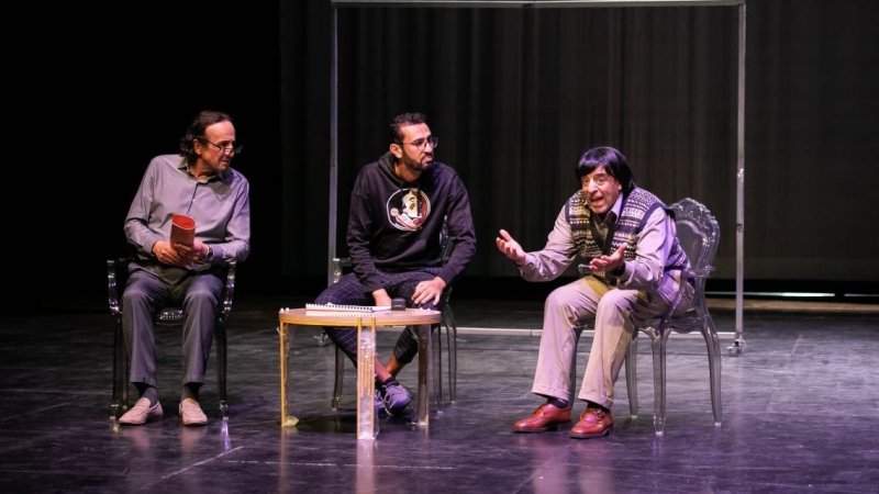 "إقامة شهيرة" لعبد العزيز المحرزي: مسرحية كوميدية تنتقد الذكورية وسلطة المال