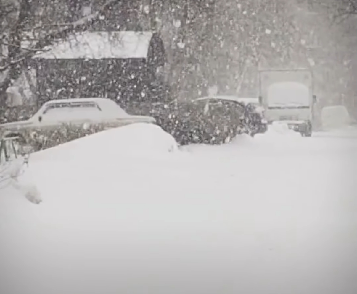 بسبب عاصفة ثلجية قوية:اعﻻن حالة الطوارئ في أمريكا