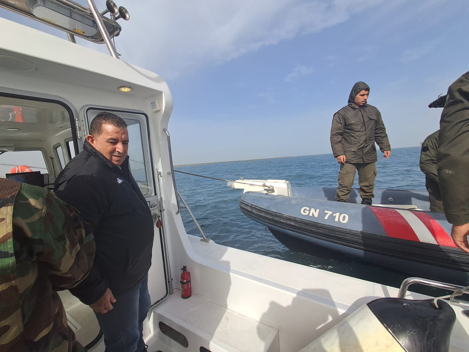 والي المنستير يعاين من جزيرة قوريا مجهودات البحث عن البحّارة الثلاثة المفقودين.