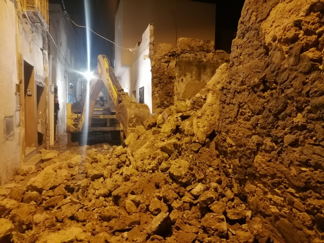 باب الكرم :هدم بنايتين غير آهِلَتَين بالسكّان ومغلقتين، تأثرتا بشكل كبير جرّاء الأمطار الغزيرة التي شهدتها الجهة