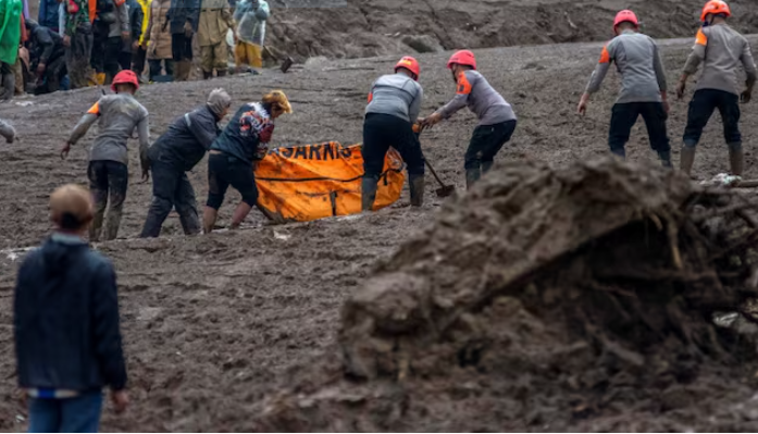 اندونيسيا تستأنف البحث عن 80 مفقودا بعد انهيار أرضي أودى بحياة 10 أشخاص