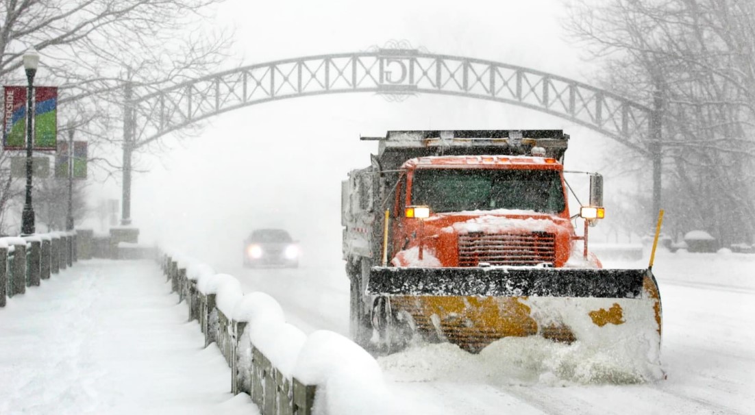 الرئيس الأمريكي يعلن حالة الطوارئ في عدة ولايات مع تصاعد العاصفة الشتوية
