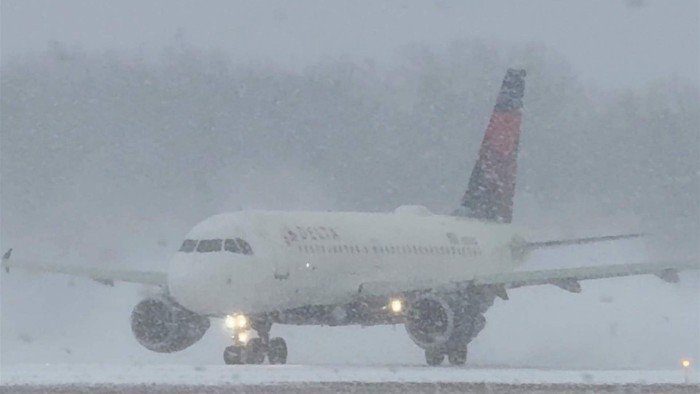 إلغاء آلاف الرحلات الجوية جراء العواصف في الولايات المتحدة