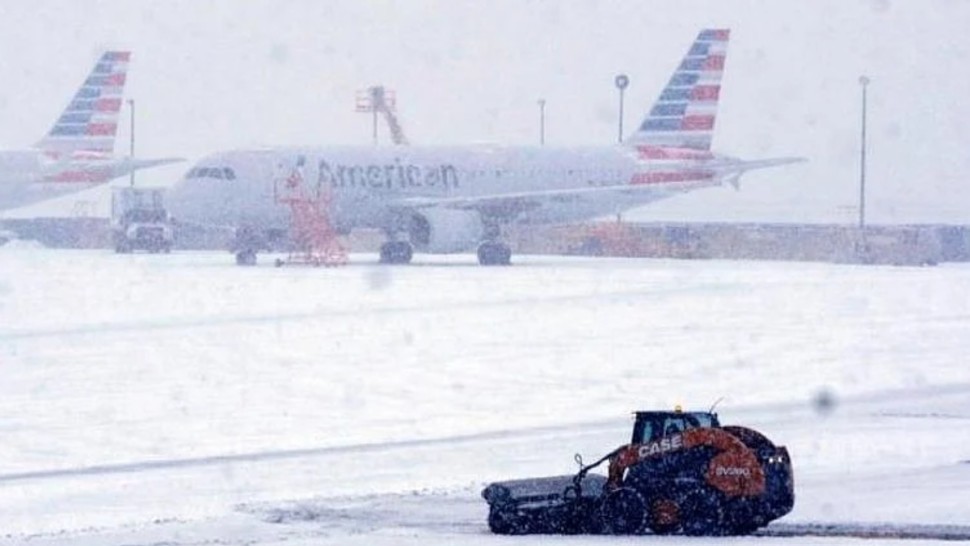 إلغاء آلاف الرحلات الجوية جراء العواصف في الولايات المتحدة