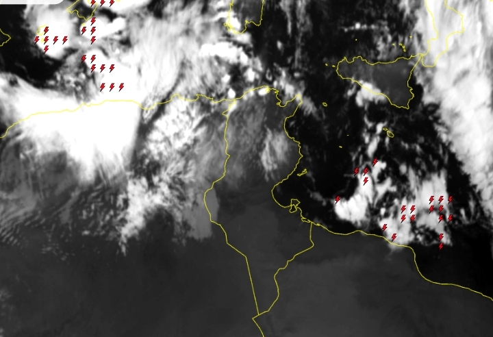 أمطار أحيانا غزيرة بأقصى الشمال الغربي ليلا