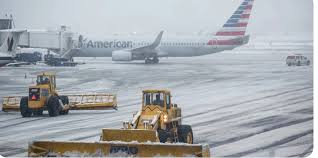 عاصفة شتوية تصيب حركة السفر في الولايات المتحدة بالشلل مع إلغاء آلاف الرحلات الجوية