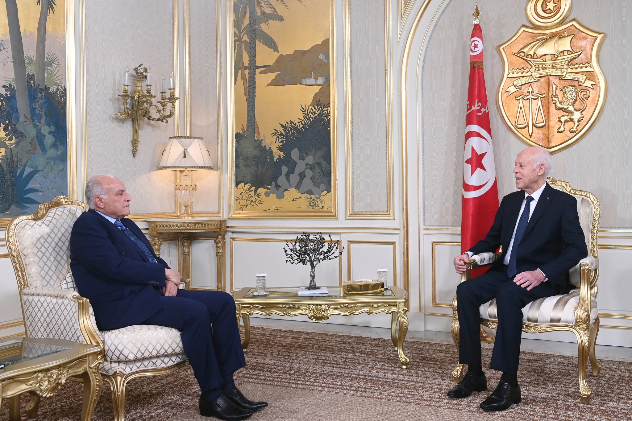 رئيس الجمهورية يستقبل وزير الشؤون الخارجية الجزائري