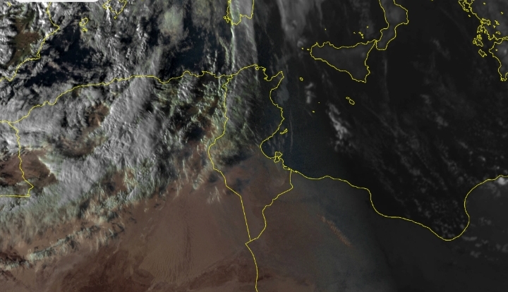 طقس الليلة: سحب عابرة مع امطار محليا رعدية بأقصى الشمال الغربي