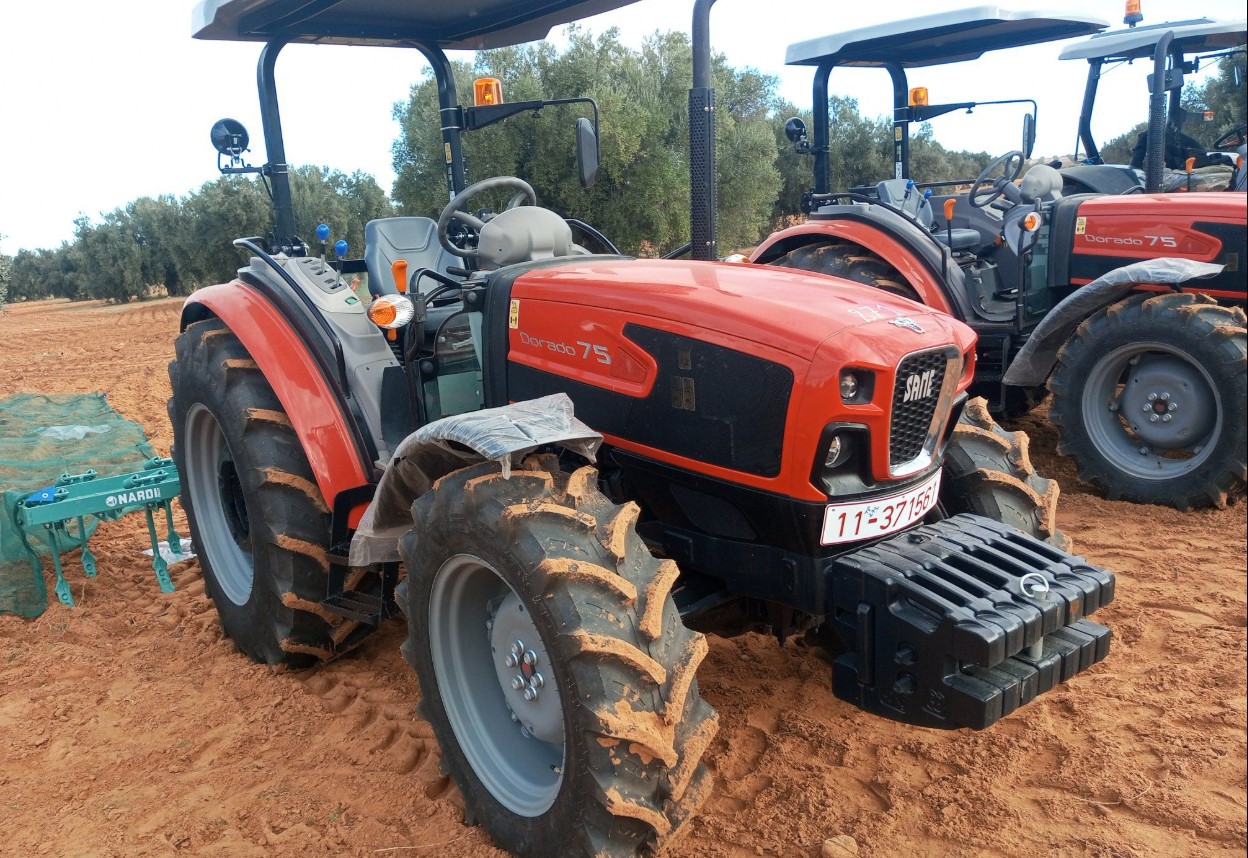 المركّب الفلاحي بالشعّال يتسلم دفعة من الجرارات والالات الفلاحية في إطار التعاون التونسي-الإيطالي