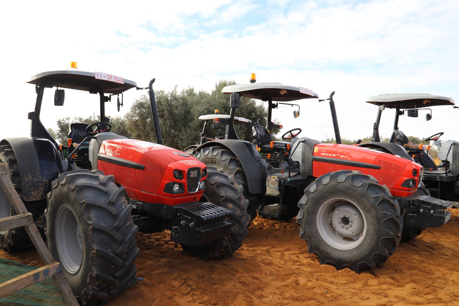 المركّب الفلاحي بالشعّال يتسلم دفعة من الجرارات والالات الفلاحية في إطار التعاون التونسي-الإيطالي