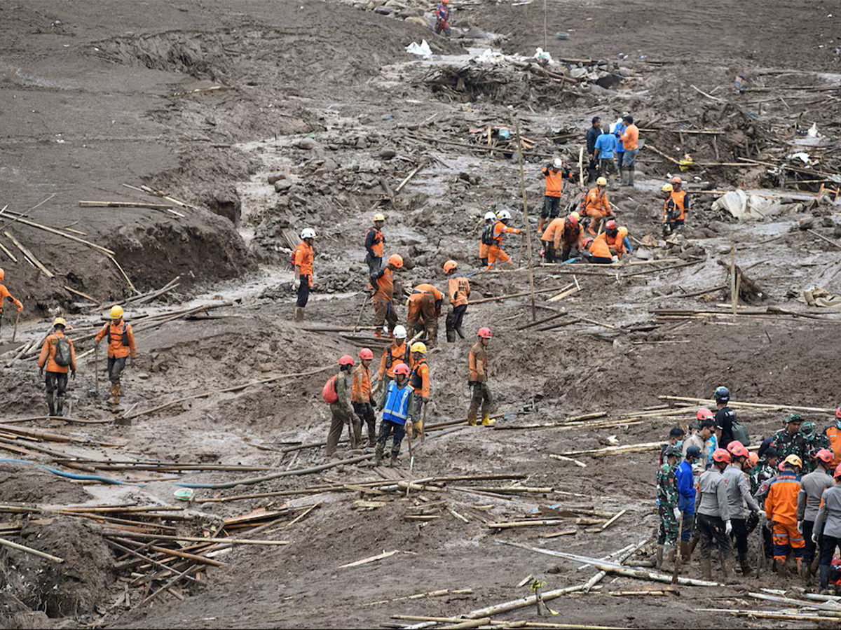 حصيلة قتــ لى انهيار أرضي في إندونيسيا ترتفع إلى 50 شخصا