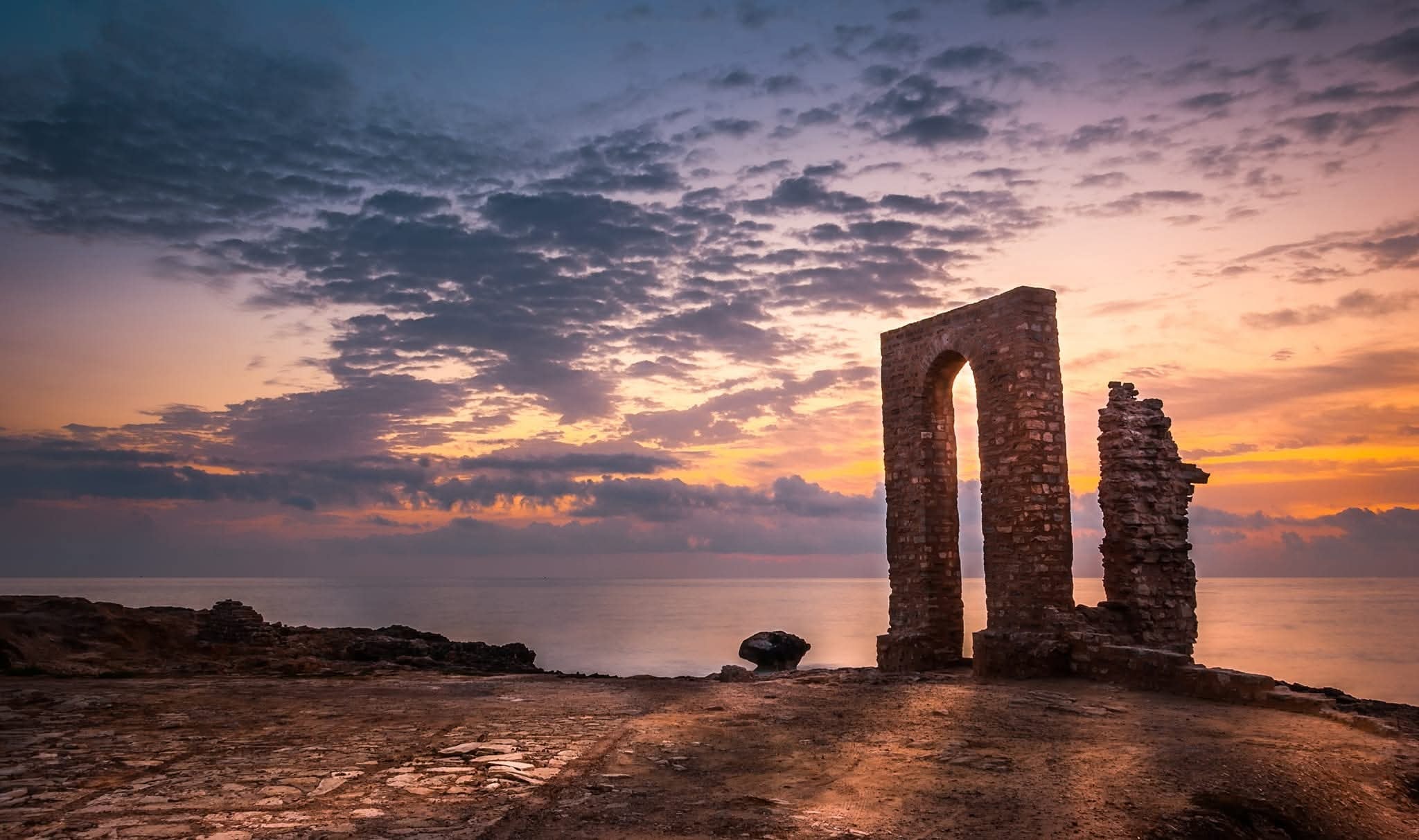 طقس مغيم باغلب الجهات مع امطار متفرقة والبحر هائج الى شديد الهيجان.