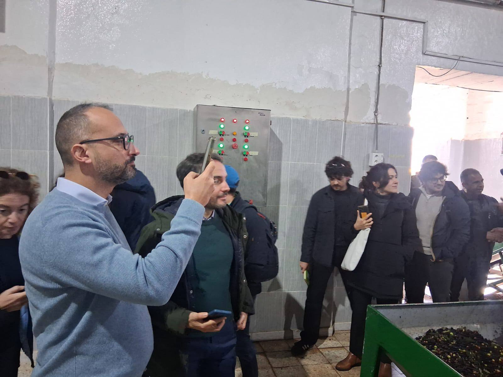 وفد ايطالي يؤدي يزور المركب الفلاحي بالنفيضة لدراسة مشروع تزويده بالمياه المعالجة.