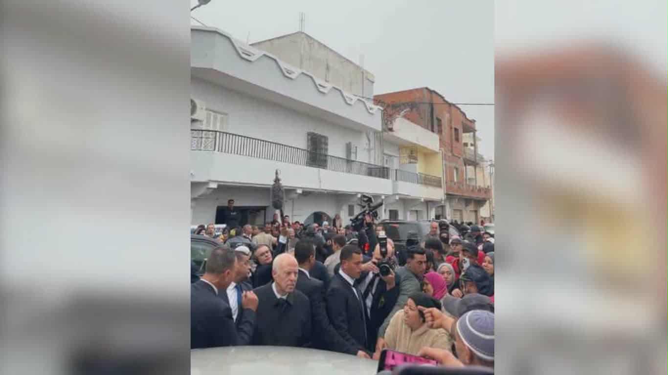 رئيس الجمهورية يتحول إلى منطقة البحر الأزرق بالمرسى ويُعاين مخلّفات الفيضانات الأخيرة