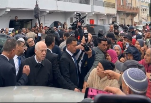 رئيس الجمهورية يعاين الأوضاع بمنطقة البحر الأزرق بالمرسى بعد الفيضانات الأخيرة