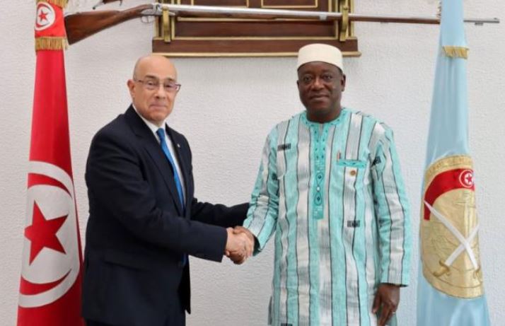 وزير الدّفاع الوطني يلتقي سفير جمهورية بوركينا فاسو بتونس