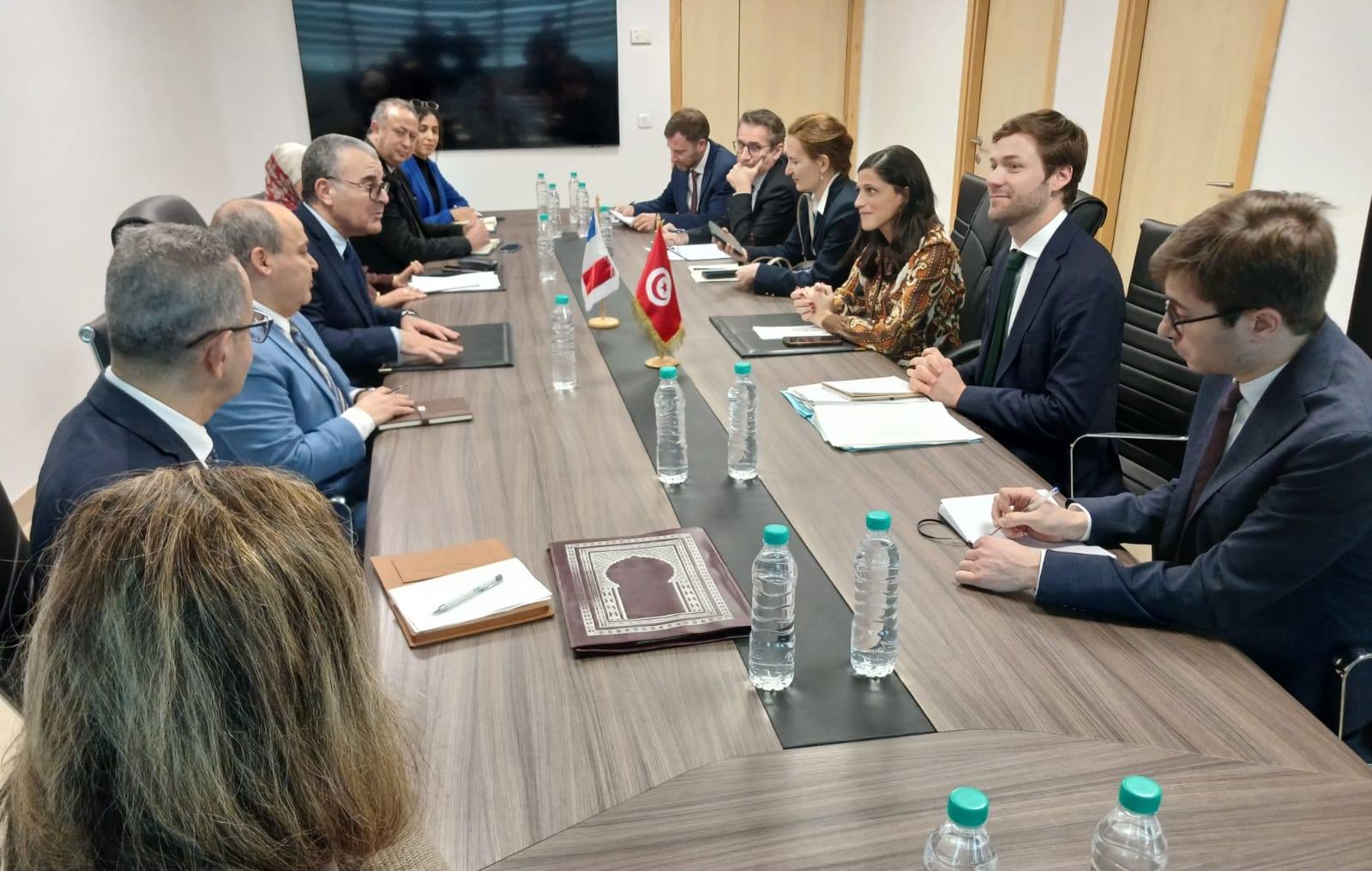 وزير الإقتصاد والوزيرة  المعتمدة لدى وزير الخارجية الفرنسي يتباحثان فرص وإمكانيات مزيد تعزيز التعاون الإقتصادي. 