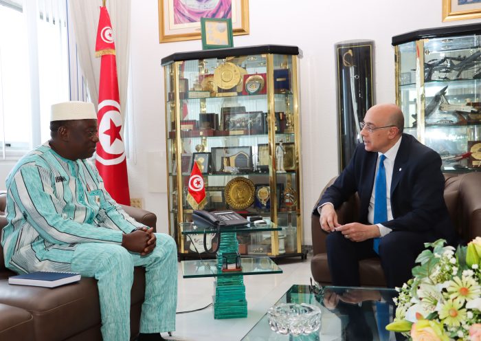 وزير الدّفاع الوطني يلتقي سفير جمهورية بوركينا فاسو بتونس