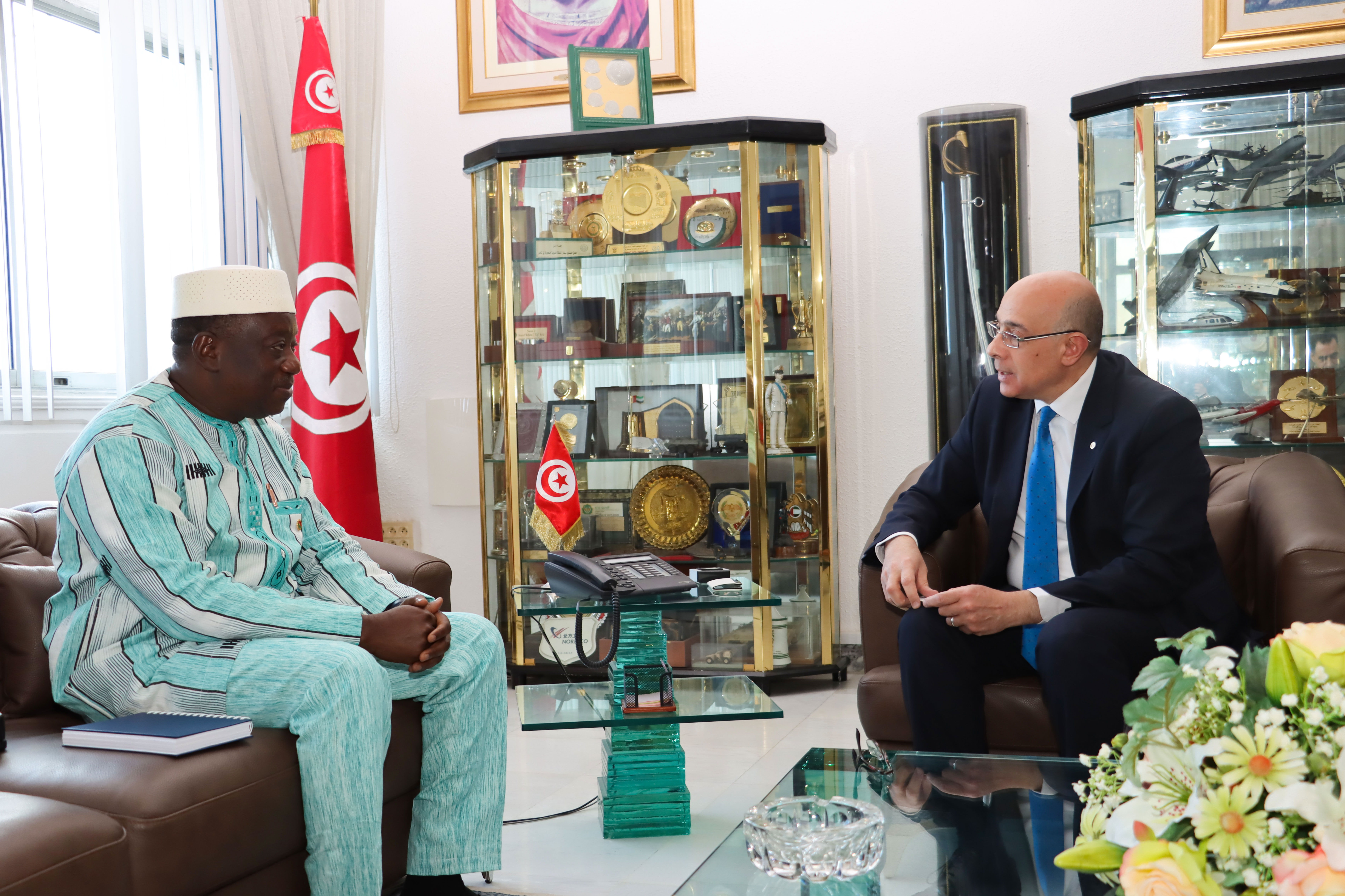 وزير الدّفاع الوطني يلتقي سفير جمهورية بوركينا فاسو بتونس