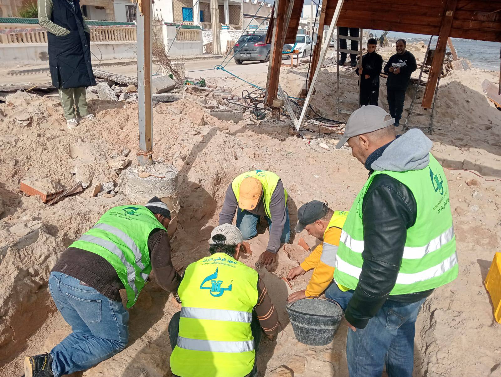 المهدية: معهد التراث يقوم بحفرية إنقاذ للقبور التي أظهرها المد البحري في سلقطة (صور)