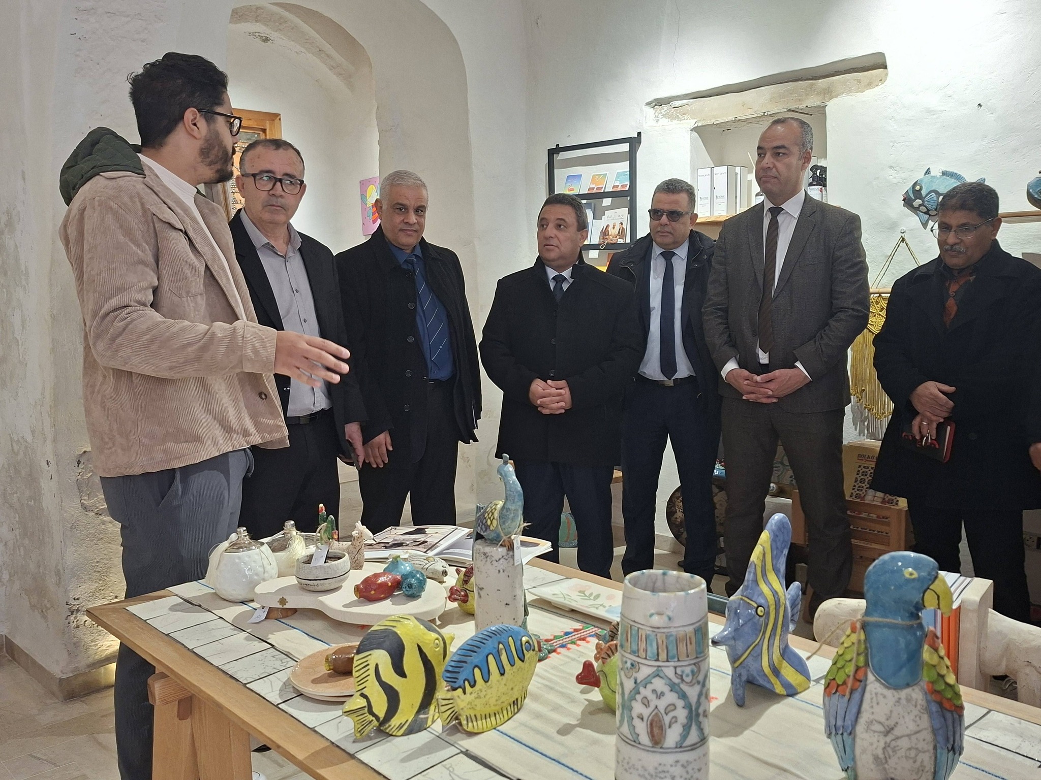 مدنين : والي الجهة في زيارة تفقد لمحلات الصناعات التقليدية بحومة السوق 