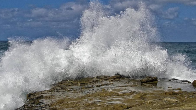 ريح قوية جدا باغلب المناطق والبحر شديد الهيجان