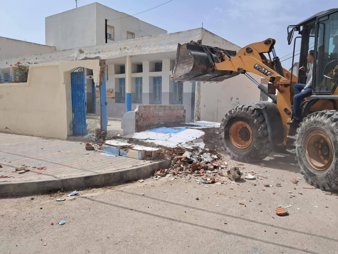 منوبة: هدم أسوار سبع مدارس ابتدائية في إطار حملة جهوية للتوقّي من تداعيات التقلّبات المناخية