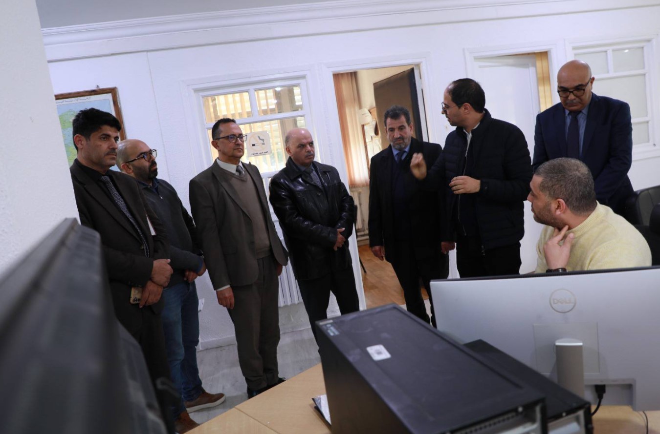 خلال زيارة أداها إلى معهد  الرصد الجوي : وزير النقل يدعو  إلى مزيد الحرص على التحلي باليقظة التامة وتوفير المعلومة بالدقة اللازمة