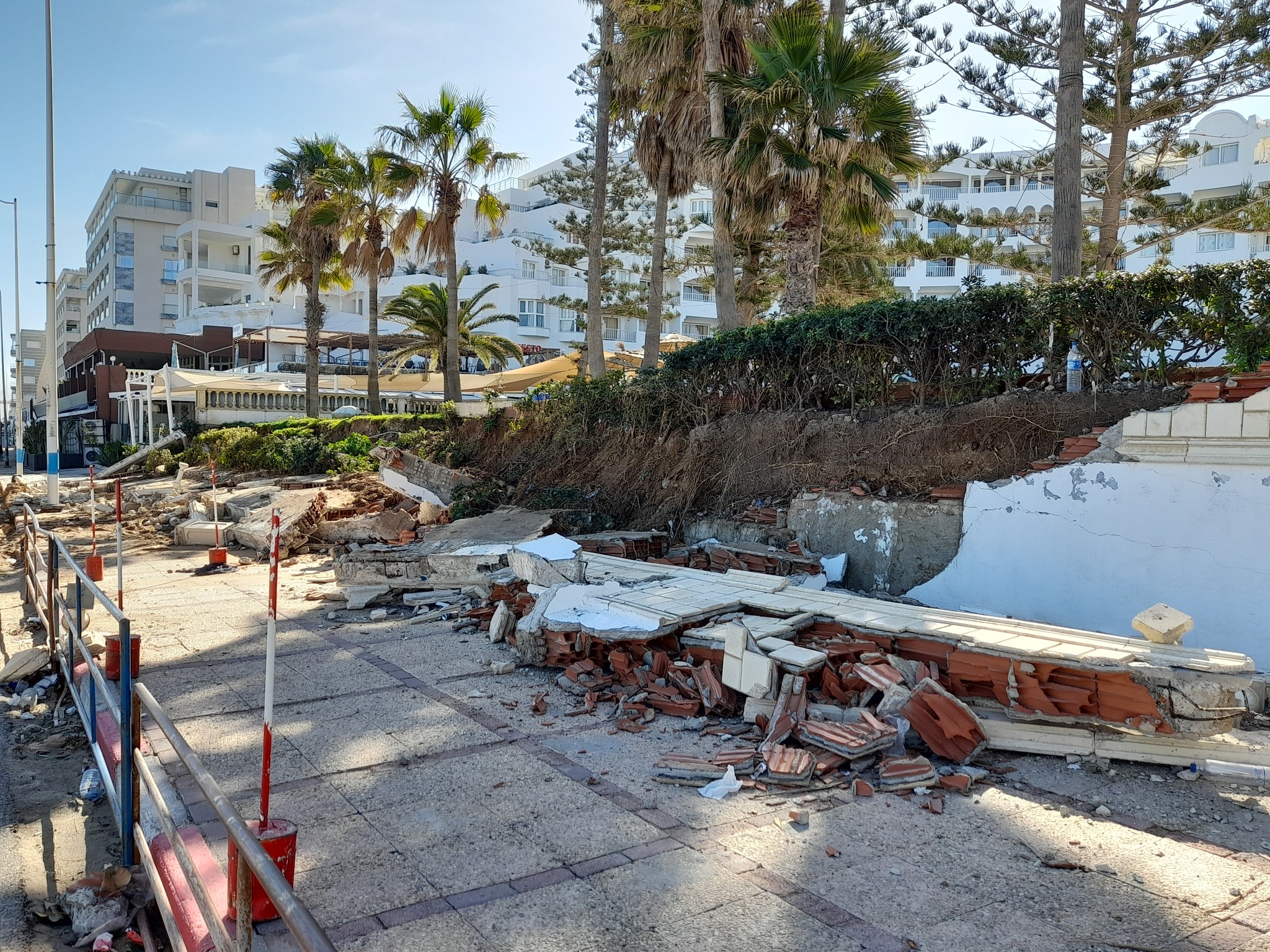 أكياس رملية كبيرة لحماية المناطق المتضرّرة والمحيط الأمامي للنزل المتضررة من الأمطار