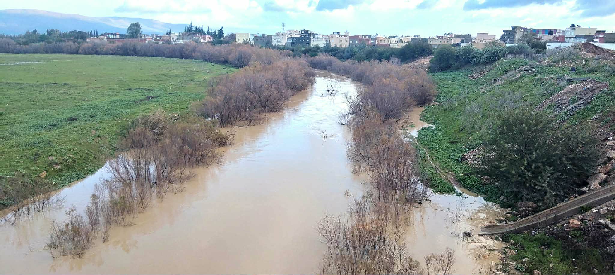 ولاية جندوبة :  إرتفاع منسوب مياه واد مجردة الحماية المدنية تدعو المتساكنين على  ضفافه توخي الحذر 