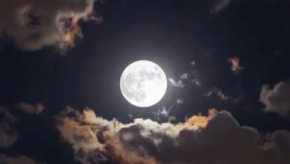 الليلة: السماء تشهد ظاهرة فلكية لاكتمال القمر المعروف باسم "قمر الثلج"