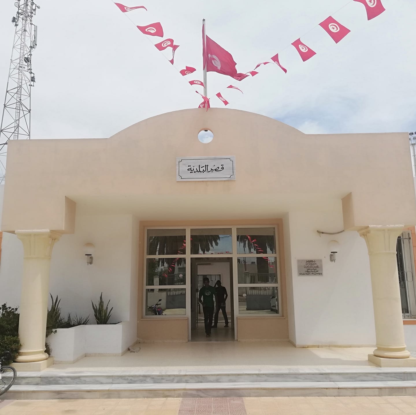 أريانة: بلدية سيدي ثابت تدعو أصحاب المحلات والمنتصبين بالطريق العام إلى الإلتزام بالقوانين وتسوية وضعياتهم