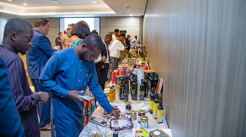 سفارة الجمهوربة التونسية بالكوت ديفوار تنظم يوما تجاريا للتعريف بزيت الزيتون التونسي وعدد من المنتوجات الغذائية