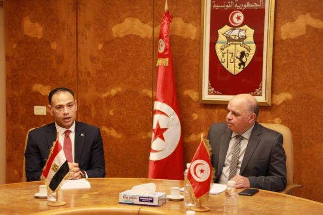 وزير النقل يؤكد في لقائه بسفير مصر لدى تونس، على التسريع في تنفيذ الاتفاقيات الثنائية في مجال النقل