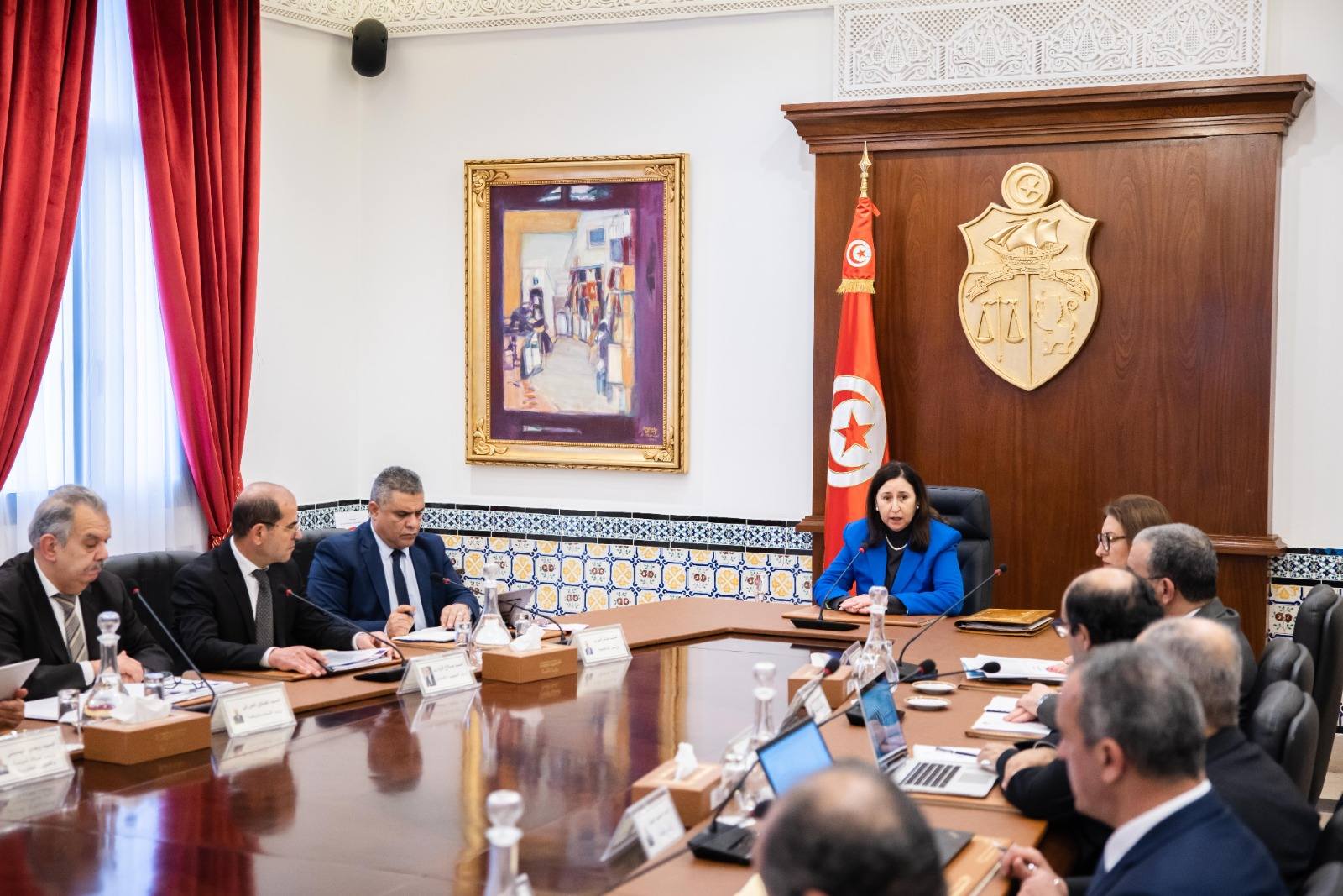 تقدّم إنجاز مشروعي إعادة بناء الملعب الأولمبي بالمنزه والمدينة الرقمية بالنحلي محور اجتماع لجنة المشاريع الكبرى بإشراف رئيسة الحكومة.