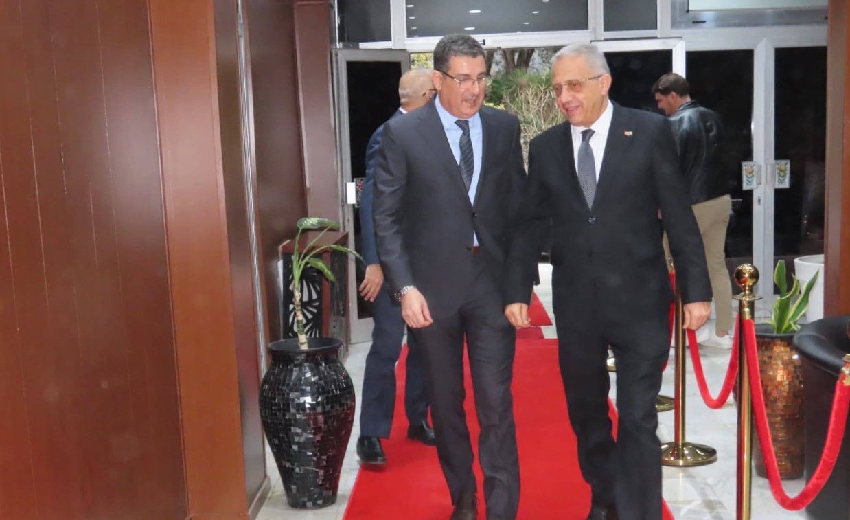 الاتفاق في لقاء وزير الصحة بنظيره الجزائري على دفع التعاون في مجالات ذات أولوية