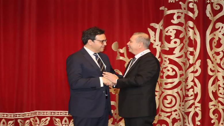 الكاتب التونسي نزار شقرون يتحصل على جائزة نجيب محفوظ للرواية العربية