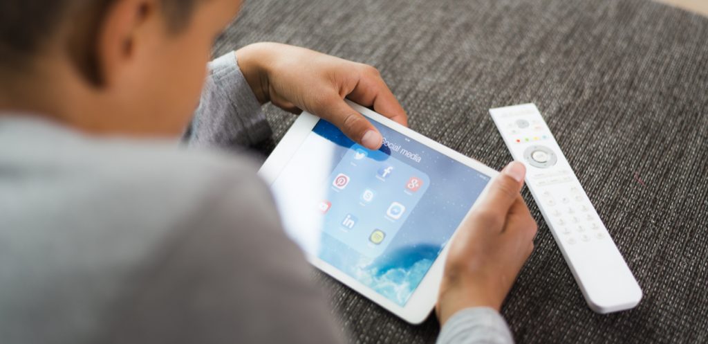 المنظمة الدولية لحماية أطفال المتوسط تدعو إلى حظر وسائل التواصل الاجتماعي عن الأطفال دون 15 عاما