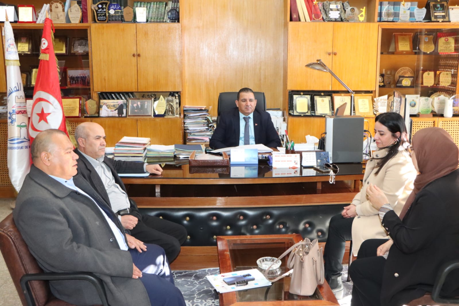 لقاء والي المنستير بأعضاء مجلس إدارة الشركة الأهلية الجهوية للتنمية والرقي للمعارض والصالونات المهنية وتنظيم الأسواق والتظاهرات.